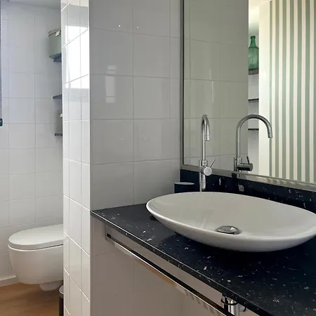 Stylish Well-connected Beachfront Flat Daire