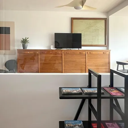 Stylish Well-connected Beachfront Flat *