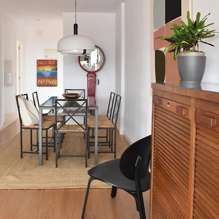 Stylish Well-connected Beachfront Flat