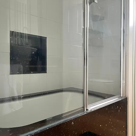 Daire Stylish Well-connected Beachfront Flat