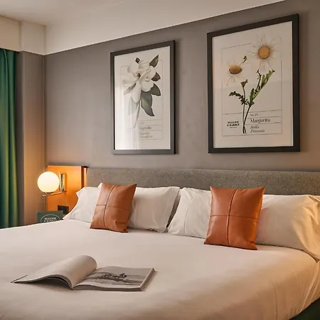 Malcom And Barret Hotel