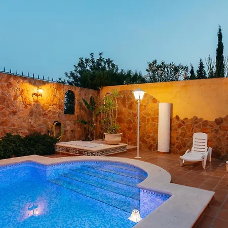 בית נופש Chalet, Rodeada De Naturaleza Piscina A Doce Klm De Y 7 Del Aeropuerto *