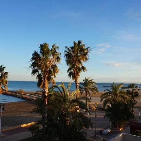 Beachfront 度假居