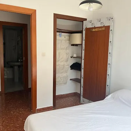 Sunny With 2 Bedrooms شقة