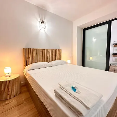 Appartement & Ayora *