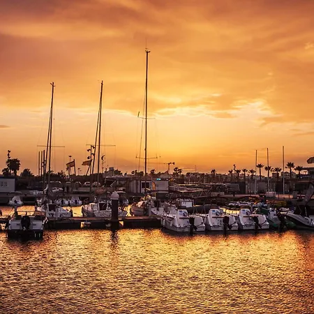 Sailing District - Barco 5 En La Marina Norte Bådhotel