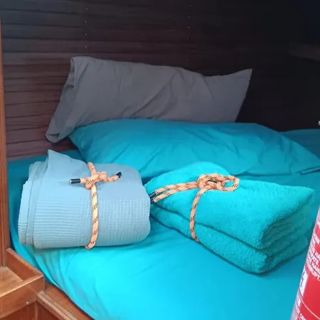 Botel Sailing District - Barco Para 5 En La Marina Norte *