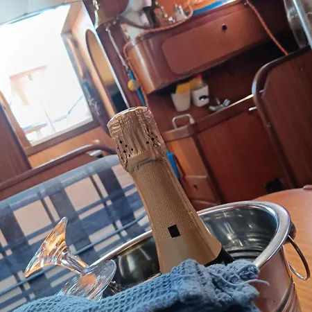 Botel Sailing District - Barco Para 5 En La Marina Norte