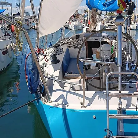 Botel Sailing District - Barco Para 5 En La Marina Norte *