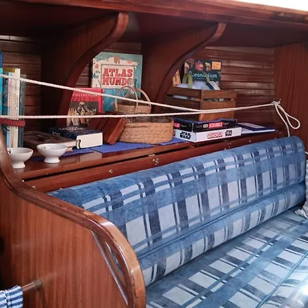Botel Sailing District - Barco Para 5 En La Marina Norte
