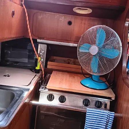 Botel Sailing District - Barco Para 5 En La Marina Norte *