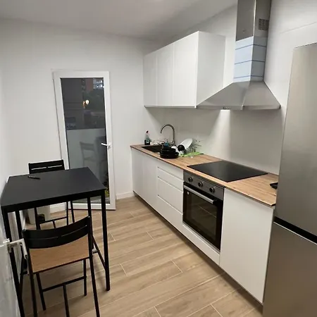 Homestay Habitacion Muy Grande Con Balcon Privado En Apartamento En Buena Zona Valencia