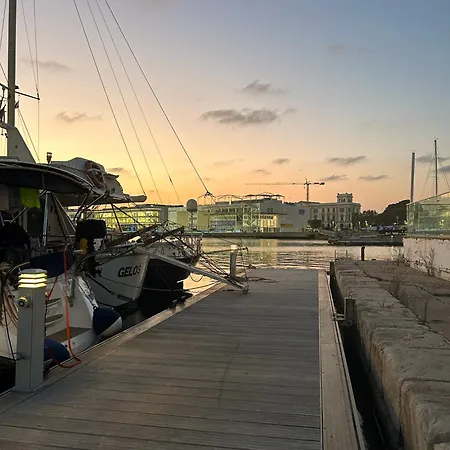 Barco Muy Espacioso Con Dos Terrazas Centro!!