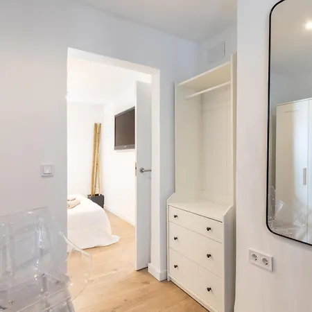 Urbannest Apartment