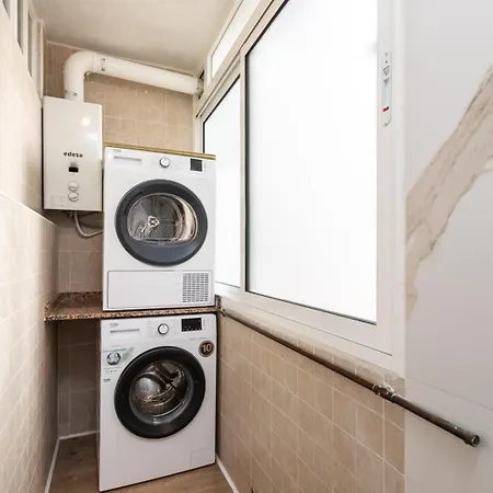 Urbannest Apartment
