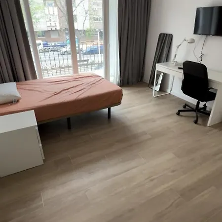 Homestay Habitacion Muy Grande Con Balcon Privado En Apartamento En Buena Zona