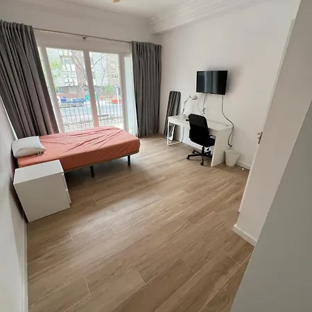 Homestay Habitacion Muy Grande Con Balcon Privado En Apartamento En Buena Zona Valencia