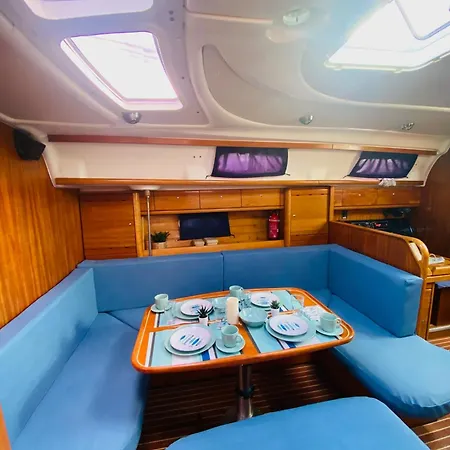 Velero En Puerto De *