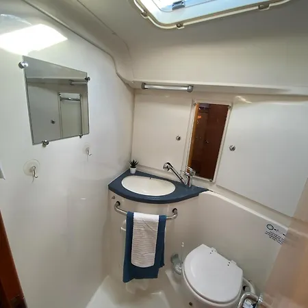 Botel Velero En Puerto De