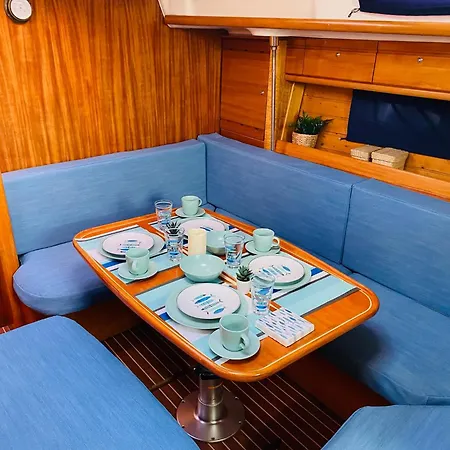 Botel Velero En Puerto De *