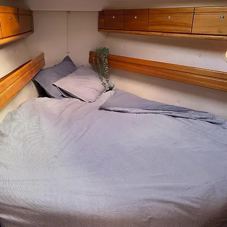 Velero En Puerto De *