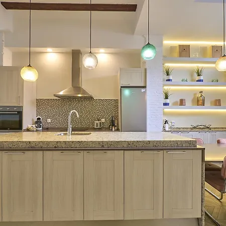 Santa Monica Apartment *