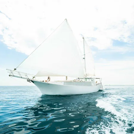 Botel Goleta Topaz *