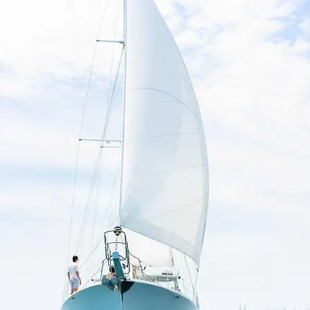 Goleta Topaz Botel