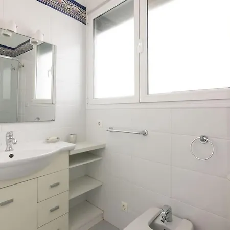 Apartment Sleeps 6 Fast Wi-fi 2 Bathrooms