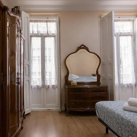 Sleeps 6 Fast Wi-fi 2 Bathrooms Apartment