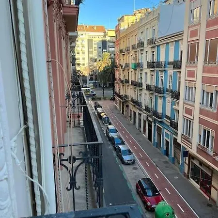 Apartment Sleeps 6 Fast Wi-fi 2 Bathrooms