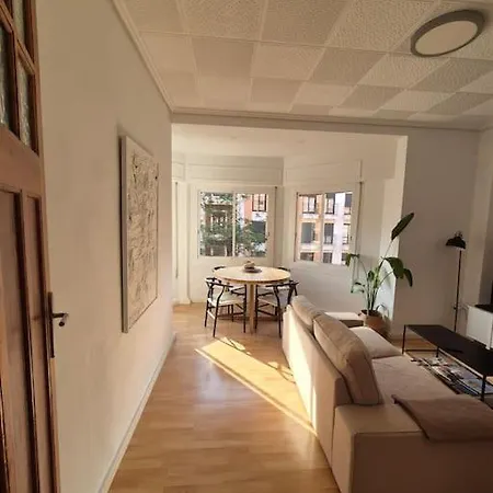 Amplio, Luminoso Y Bien Ubicado Apartamento