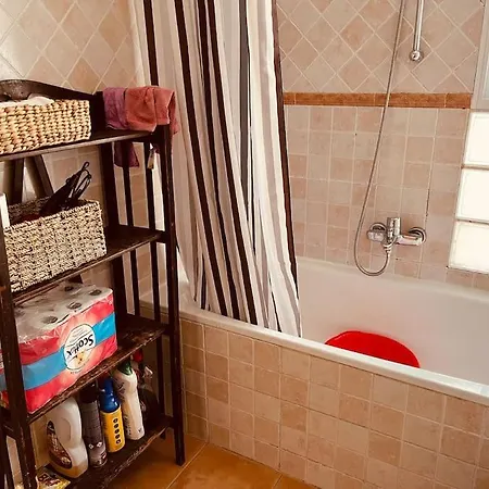 Location Center Has An Independent Courtyard Apartment *