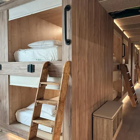 ホステル The Pod Village *