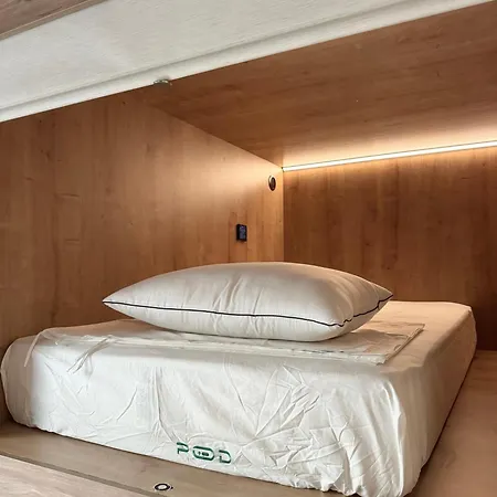 ホステル The Pod Village