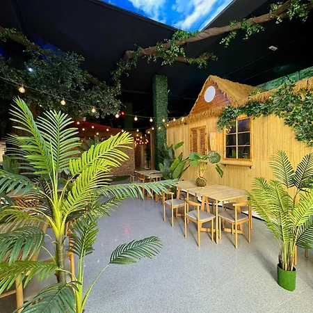 The Pod Village ホステル
