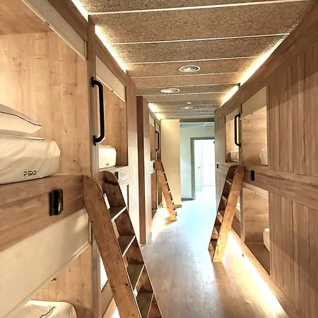 ホステル The Pod Village *