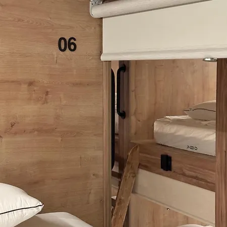 The Pod Village ホステル