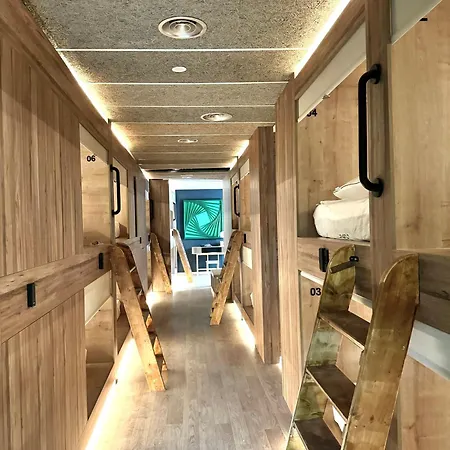 The Pod Village ホステル