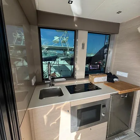 Botel Nido Flotante En El Mar Valencia