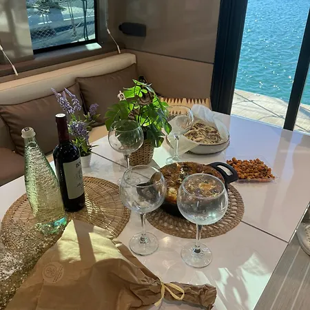 Ботель Luxury Catamaran In Marina
