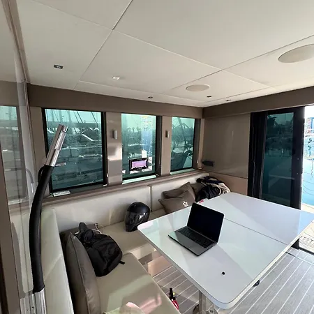 Luxury Catamaran In Marina بوتيل *