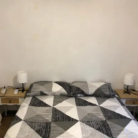 Dos Dormitorios Puerto Valencia En Piso Compartido *