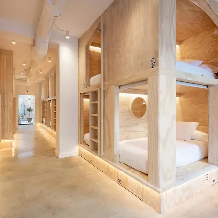 Colo Colo - Single Private Beds Hostel