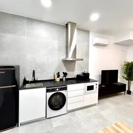 דירה Comfort Near Metro, 2 Bed, 1 Bath *
