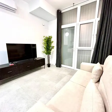 Comfort Near Metro, 2 Bed, 1 Bath *