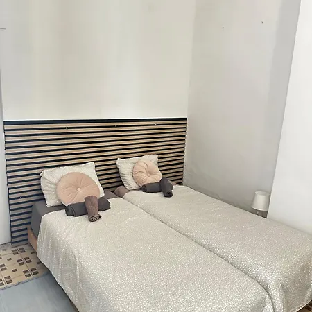 1- Interior Con Aire Acondicionado Y Con Bano Independiente *