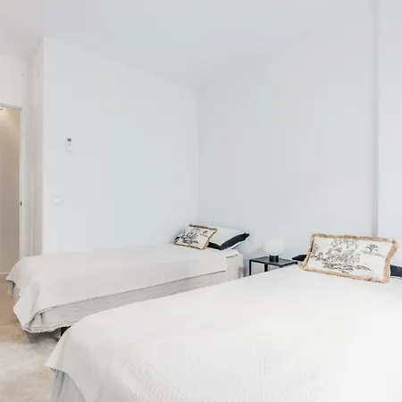 Apartment Raul Beach Front דירה