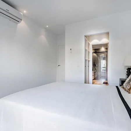 Apartment Raul Beach Front דירה *