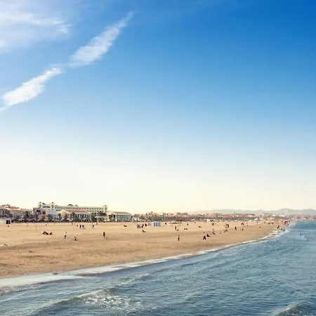 En El Cabanyal Enfrente De La Marina Real *